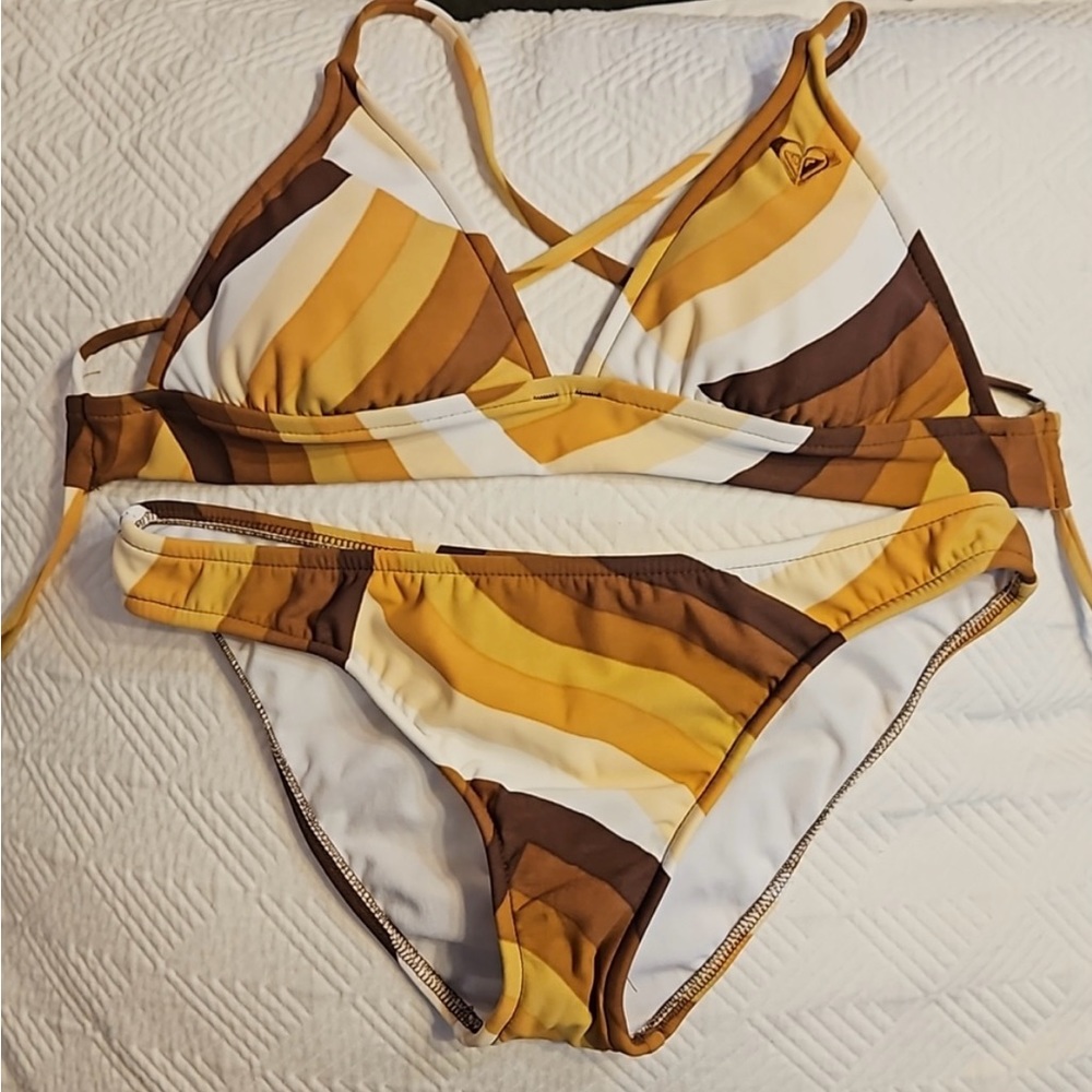 Roxy bikini swimsuit size small, only worn by a few times! Brown in color